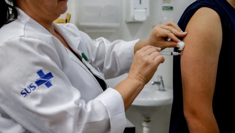 Paraíba distribui mais de 14 mil doses da vacina contra dengue para 24 municípios aptos para vacinação; confira lista