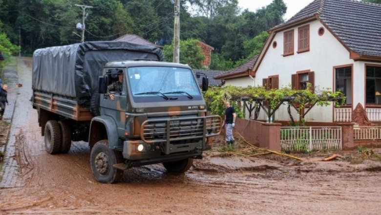 Inundação em Porto Alegre deve durar 20 dias, apontam especialistas