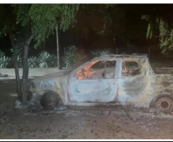 Família tem carro incendiado após assalto na zona rural de Uiraúna