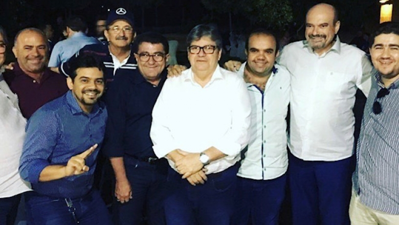 Vereadores de Uiraúna ignoram presença de Bosco Fernandes em solenidades: "João estará no palanque da oposição"