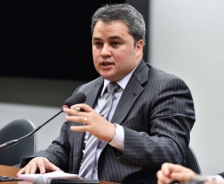 Efraim Filho articula retirada de servidores estaduais e municipais da reforma da Previdência 