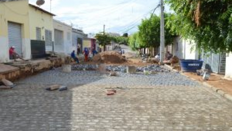 Prefeitura intensifica trabalhos do programa “Pavimenta Cajazeiras”; primeira etapa são 23 ruas