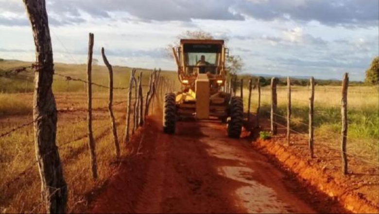 Secretaria de Desenvolvimento Rural está concluindo recuperação de estradas da zona leste de Cajazeiras