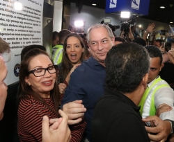 Ciro desembarca em Fortaleza, mas não declara apoio a Haddad