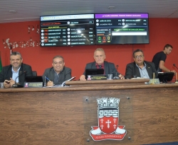 Câmara de Cajazeiras atende pedido do prefeito e aprova projeto da educação; seis vereadores de oposição se abstiveram