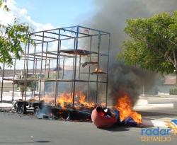 Brinquedo de parque de diversões pega fogo em São José de Piranhas e proprietário suspeita de incêndio criminoso