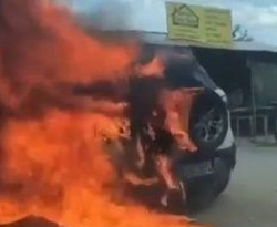 Carro pega fogo e fica totalmente destruído na BR-230 em João Pessoa