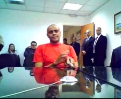Vídeo de 11 minutos mostra depoimento e muita calma do agressor de Bolsonaro: "Queria dar um susto" 