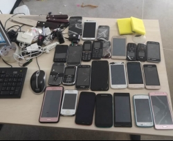 Homem é preso suspeito de tentar arremessar 26 celulares, facas, fones e carregadores para o presídio de Cajazeiras