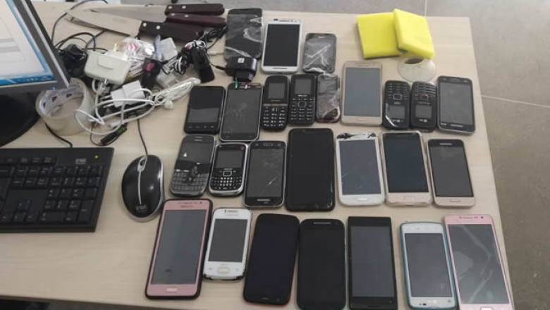 Homem é preso suspeito de tentar arremessar 26 celulares, facas, fones e carregadores para o presídio de Cajazeiras