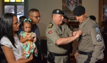 Policiais que salvaram bebê engasgada são condecorados pelo Comando da Polícia Militar