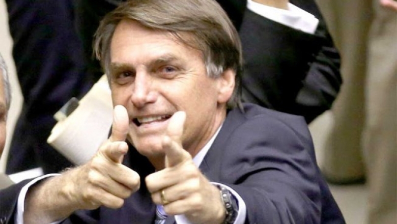 Bolsonaro assina nesta terça decreto que flexibiliza posse de arma