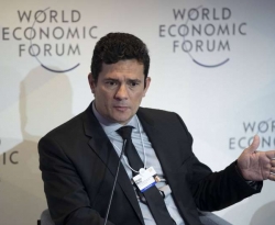 Moro evita falar sobre Queiroz e elogia governo Bolsonaro em Davos 