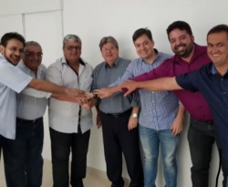 Com articulação de Jr. Araújo e Carlos Antônio, Azevedo recebe apoio do prefeito de Vieirópolis
