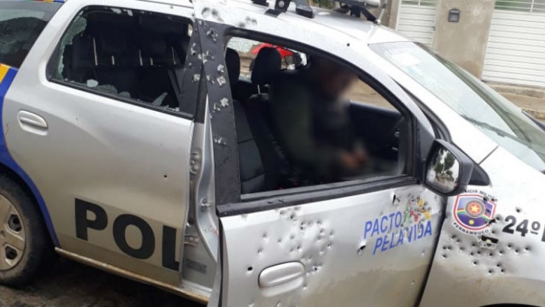 Vídeo mostra troca de tiros entre policiais e bandidos; policial morre
