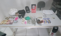 Polícia prende trio com arma de fogo e drogas em Patos