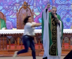 Imprensa repercute agressão de mulher que empurrou Padre Marcelo Rossi de altar durante missa