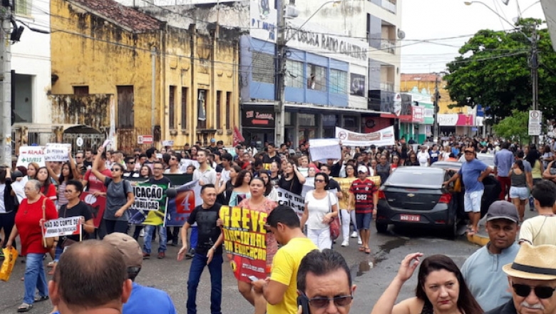Cajazeiras tem ato contra cortes na educação com muitos manifestantes; confira vídeo