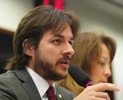 Pedro acusa MEC de revanchismo ideológico e anuncia ida de ministro à Comissão explicar corte no orçamento das universidades  