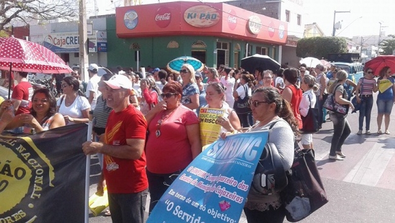 Cajazeiras: Professores articulam mais um protesto e prefeito promete regularizar salários