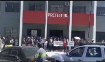 Servidores da Prefeitura de Cajazeiras realizam passeata e cobram atualização dos salários atrasados