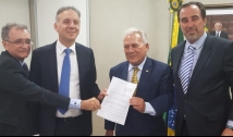 Em Brasília: Prefeito de Cajazeiras recebe Portaria de qualificação do SAMU das mãos do ministro da saúde