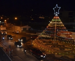 Árvore de Natal embeleza nova rotatória da Comandante Vital Rolim em Cajazeiras
