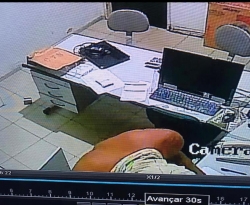 Homem é flagrado por câmeras de segurança roubando loja no centro de Cajazeiras