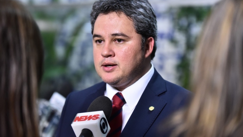 Efraim Filho defende encontro entre Bolsonaro e Maia para sanar crise: ‘Olho no olho’