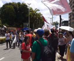 Ceará: servidores entram em confronto com policiais e derrubam grade na Assembleia  
