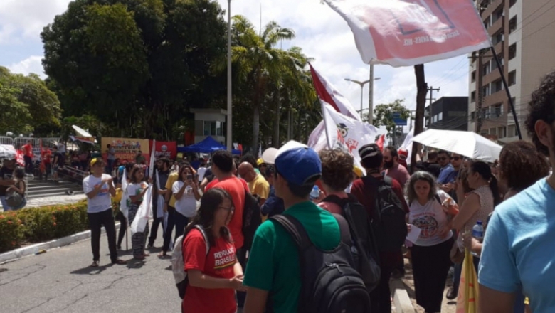 Ceará: servidores entram em confronto com policiais e derrubam grade na Assembleia  
