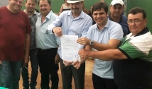 Ao lado de Jeová, prefeito em exercício de São José de Piranhas assina ordem de serviço para obras na Zona Rural