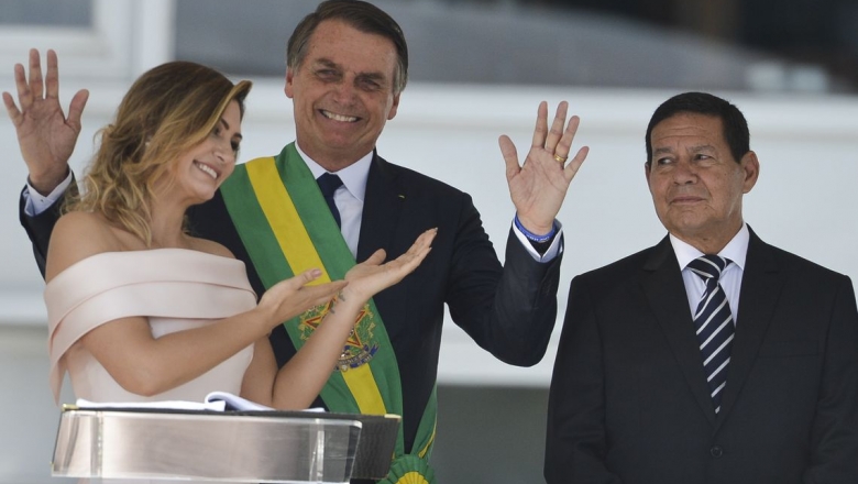Michelle Bolsonaro quebra protocolo e discursa em libras no Parlatório