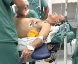 Bolsonaro usava colete à prova de balas, mas teve fígado atingido, diz filho 