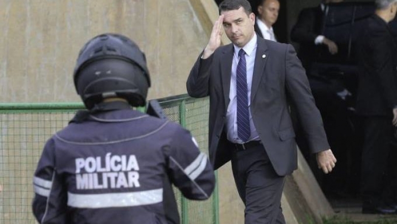 Gilmar Mendes suspende investigações contra Flávio Bolsonaro no caso Queiroz
