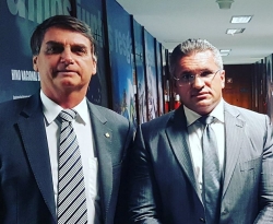 Após ser alvo de críticas, Julian Lemos bate-boca na internet com filho de Bolsonaro