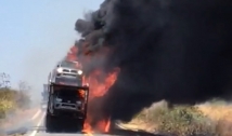 Caminhão-cegonha pega fogo na BR-405 no sertão da PB; vários veículos ficaram destruídos