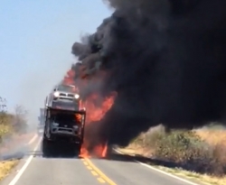 Caminhão-cegonha pega fogo na BR-405 no sertão da PB; vários veículos ficaram destruídos