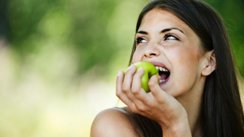 Chiclete sem açúcar, frutas, verduras e legumes são aliados da saúde bucal, diz especialista