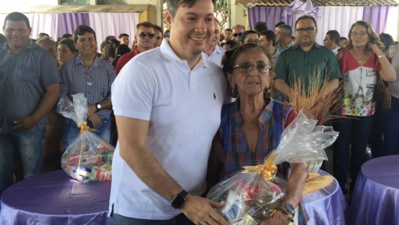 Semana Santa: deputado Jr. Araújo participa de entrega de cestas básicas a famílias carentes em Marizópolis