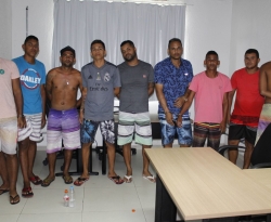 Polícia prende oito homens e apreende quatro adolescentes investigados por tráfico de drogas na PB