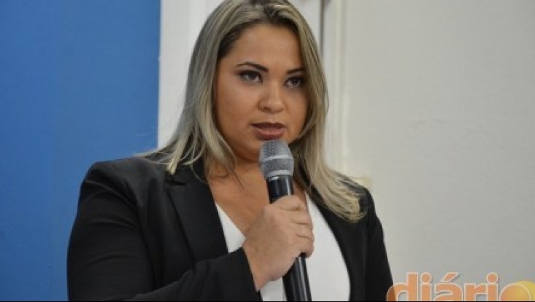 Prefeita de Joca Claudino não se pronuncia e salários atrasados revoltam servidores - Por Gilberto Lira