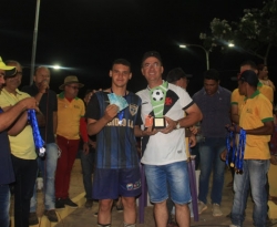 Prefeito de Bernardino Batista premia vencedores do campeonato de futebol amador e anuncia novo Estádio 'Assisão'