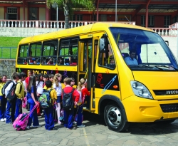 Na região de Cajazeiras, motoristas contratados para transportar estudantes planejam paralisar atividades 