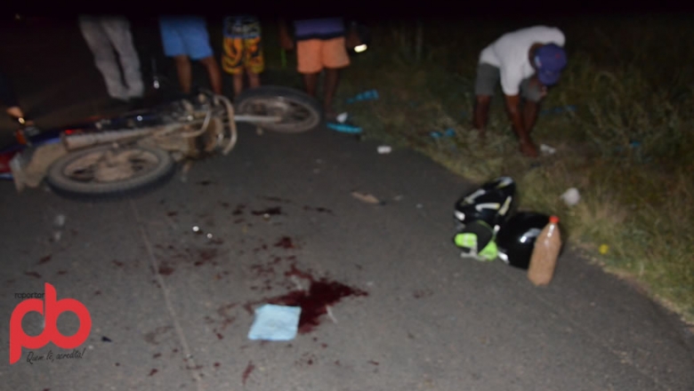 Duas motos se chocam e uma das vítimas morre depois que carro passa por cima; acidente foi na BR 230 entre Sousa e Aparecida