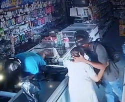 Vídeo mostra assaltante beijando idosa durante roubo : ‘não quero seu dinheiro’