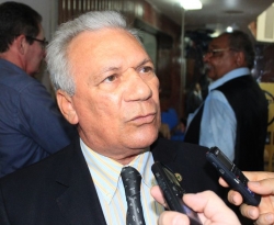 Prefeito de Cajazeiras diz que está focado na administração e desmente informação sobre desistência da reeleição: "Uma piada"