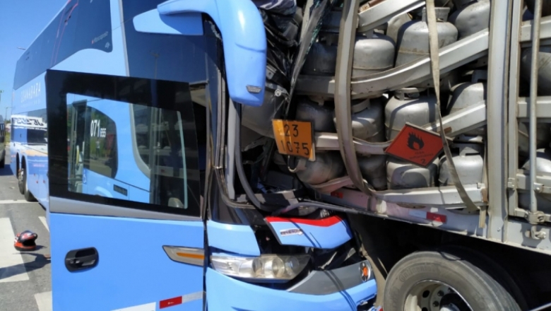 Acidente envolvendo ônibus, caminhão de gás e Hilux deixa dois motoristas mortos na BR 116