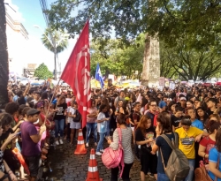 Bolsonaro diz que manifestantes contra cortes na Educação são "idiotas úteis" e "massa de manobra"