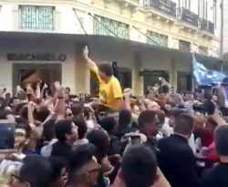 Vídeo mostra momento em que Bolsonaro é atingido por objeto